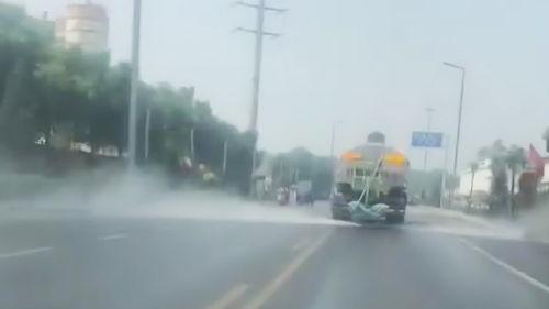 网友爆料洒水车事件视频,引发网友热议